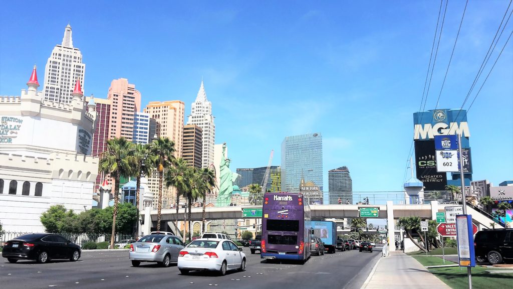 Bushaltestelle ggü. unseres Hotels mit Blick auf den Strip