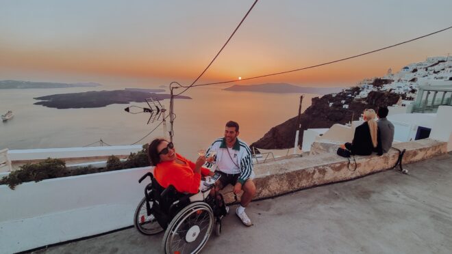 Barrierefrei Reisen mit Rollstuhl auf Santorini