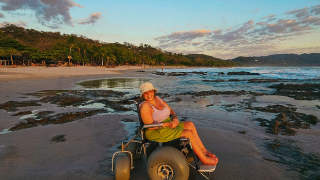 Mit Strandrollstuhl am Santa Teresa Beach in Costa Rica