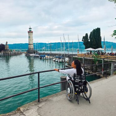 Anfang Mai durfte ich gemeinsam mit meiner Schwester Vivien den Bodensee und die angrenzenden Regionen erkunden. Mit einem klaren Fokus: den Bodensee barrierefrei erleben, testen und für euch sichtbar machen.