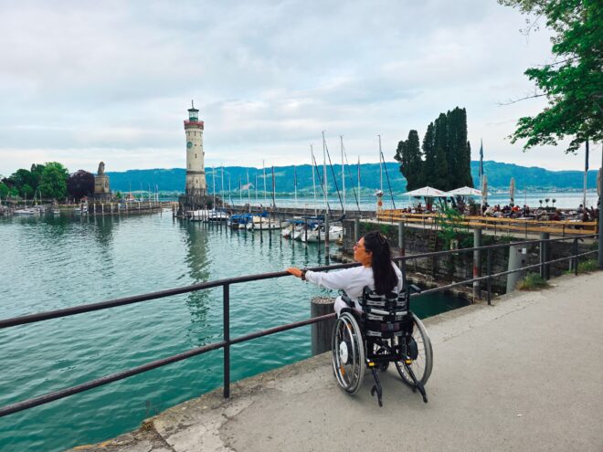 Anfang Mai durfte ich gemeinsam mit meiner Schwester Vivien den Bodensee und die angrenzenden Regionen erkunden. Mit einem klaren Fokus: den Bodensee barrierefrei erleben, testen und für euch sichtbar machen.